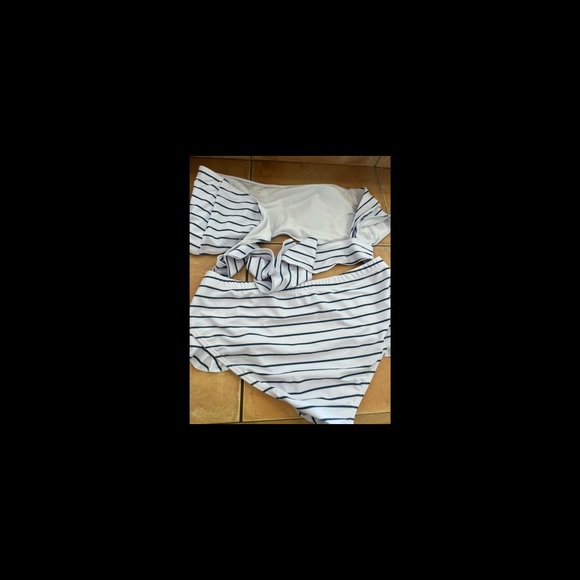 Bikini - Picture 2 of 4